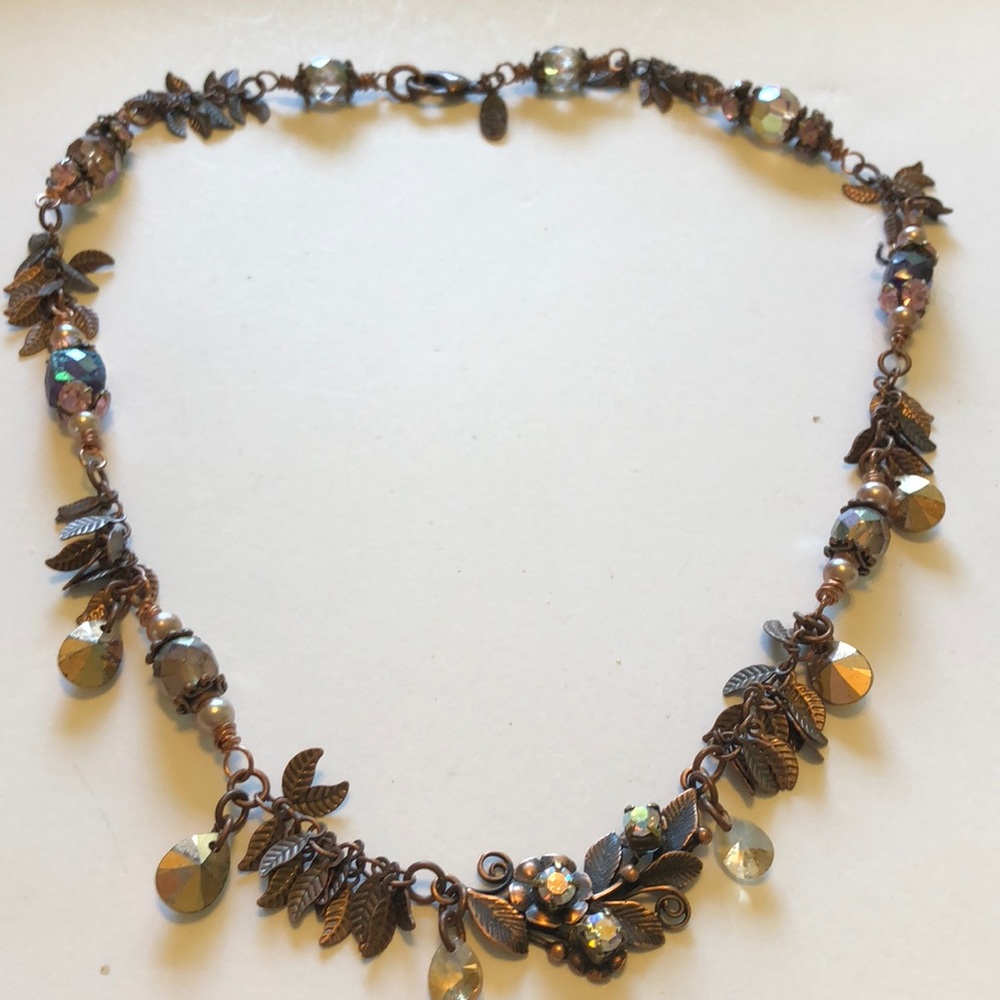 Leaf motif necklace
